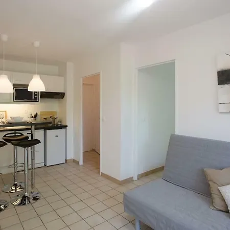 Dans Un écrin De Verdure *