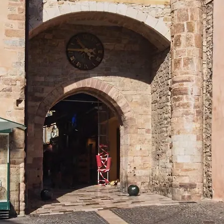 Dans Un écrin De Verdure *